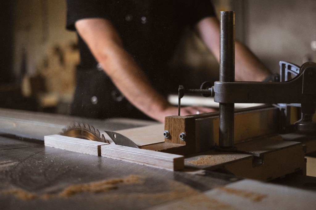 Workshop table saw cutting furniture board